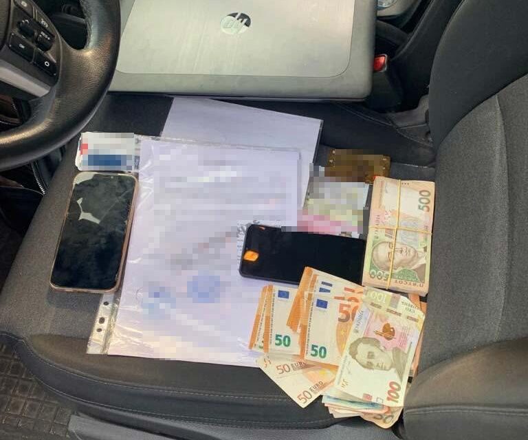 У Дніпрі поліцейські затримали керівника підприємства за хабар