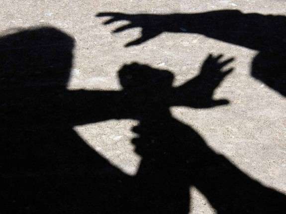 У Кам’янському двоє чоловіків пограбували підлітка та силоміць тримали його в авто