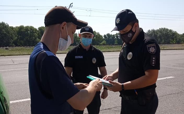 Поліція в Кам’янському перевіряє дотримання карантинних обмежень в транспорті - ФОТО
