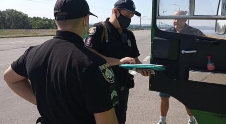 Поліція в Кам’янському перевіряє дотримання карантинних обмежень в транспорті