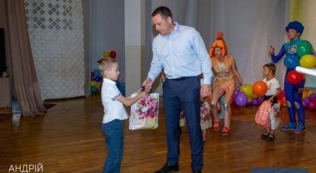 Кам’янським школярам вручили рюкзаки та канцтовари