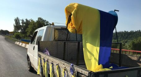 На Західній Україні розгорнули найдовший прапор