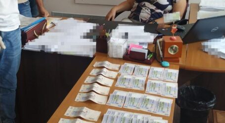 На Дніпропетровщині двох посадовців затримали за хабар