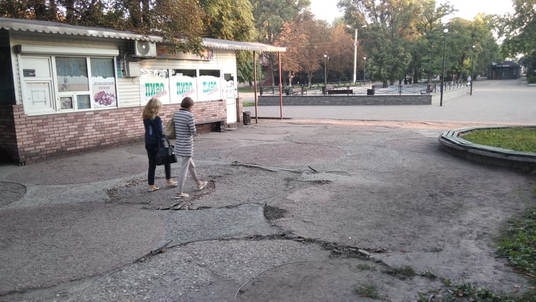 Невідомі вкрали алюмінієві елементи оздоблення скверу в Кам’янському