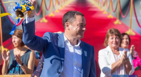 Міський голова Кам’янського привітав учнів, педагогів та батьків з Днем знань