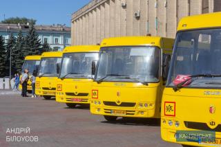 Ко Дню города в Каменском презентовали новые школьные автобусы и трамваи