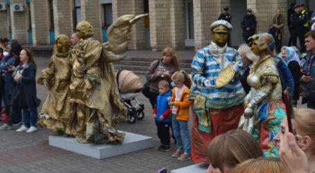 Танці зі скульптурами та костюмований парад на велосипедах в День Кам’янського