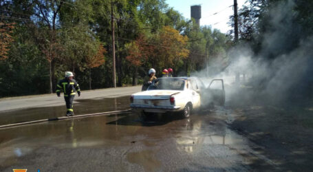 На Дніпропетровщині зайнялися два автомобілі