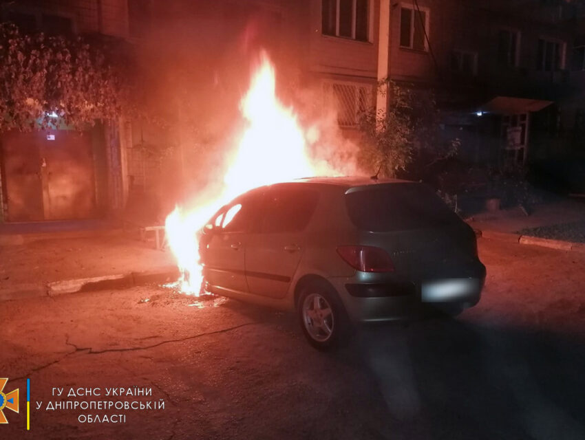 На Дніпропетровщині прямо у дворі загорівся легковик