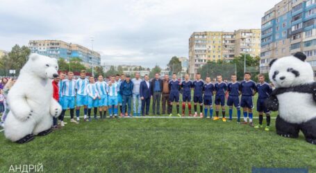 На левобережье Каменского открыли многофункциональный стадион
