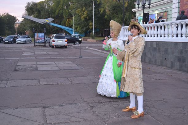 Театр Кам’янського почав сезон з вуличного дійства - ФОТО