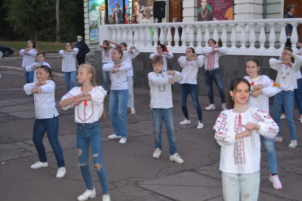 Театр Кам’янського почав сезон з вуличного дійства - ФОТО