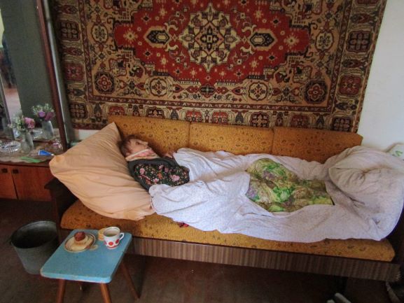 Безпомічну самотню бабусю врятували сусіди та соцпрацівники в Кам’янському