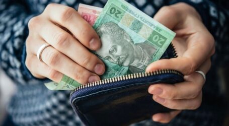 Чому українцям затримують соцвиплати: пояснення ФССУ