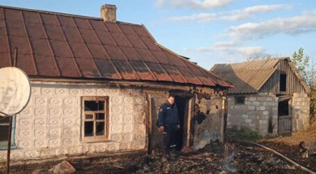 Полицейский Каменского спас из горящего дома двух человек
