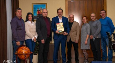 Міському голові Кам’янського вручили іменний Чорний пояс із тхеквондо