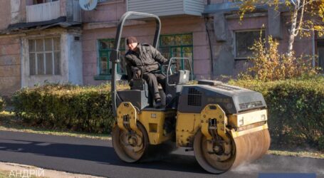 У Кам’янському триває ремонт тротуарів