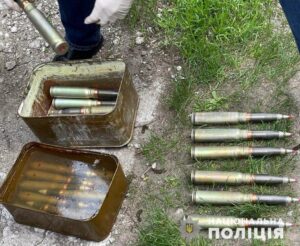 На Днепропетровщине мужчины торговали огнестрельным оружием и взрывчаткой - ФОТО