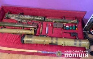 На Днепропетровщине мужчины торговали огнестрельным оружием и взрывчаткой - ФОТО