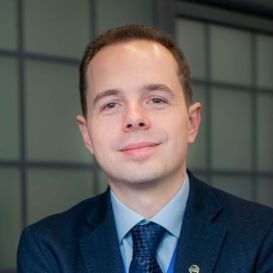 Заробітки українським лікарям влада підвищить, медзаклади - оптимізує - ФОТО
