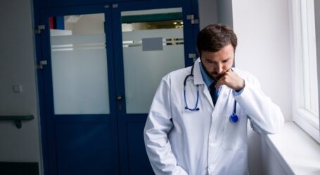 Заробітки українським лікарям влада підвищить, медзаклади – оптимізує