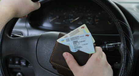 В МВС розповіли, коли видаватимуть нові права для керування авто на «автоматі»
