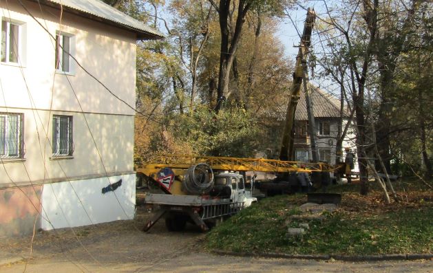ДТЕК в Кам’янському міняє аварійні електроопори за заявками в соцмережі