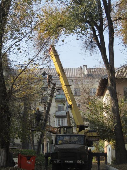 ДТЕК в Кам’янському міняє аварійні електроопори за заявками в соцмережі - ФОТО