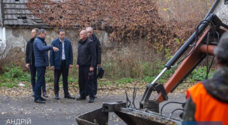 Міський голова провів об`їзд міста з метою перевірки робіт із прибирання листя