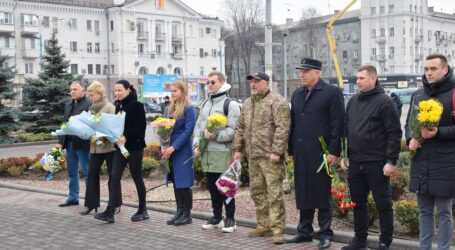 З нагоди Дня Гідності та Свободи у Кам’янському відбулася церемонія покладання квітів