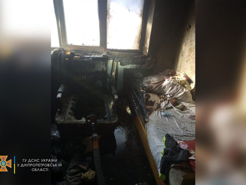 У Кам’янському вогнеборці врятували на пожежі літню жінку