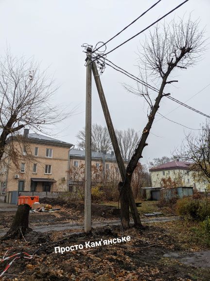ДТЕК в Кам’янському міняє аварійні електроопори за заявками в соцмережі - ФОТО