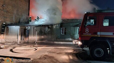 У Кам’янському вогнеборці ліквідували пожежу у складському приміщенні