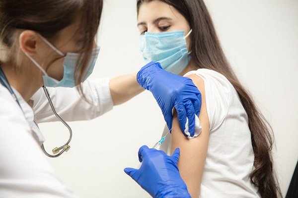 В Україні дозволили одночасно вводити вакцини проти COVID-19 та інших хвороб