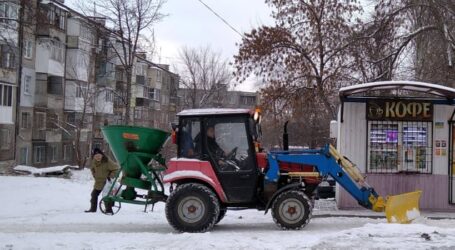 У Кам’янському намагаються впоратися з аномальним снігопадом