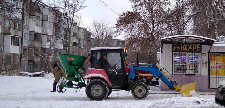 У Кам’янському намагаються впоратися з аномальним снігопадом
