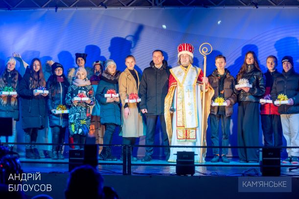 В Каменском засияла главная новогодняя елка - ФОТО