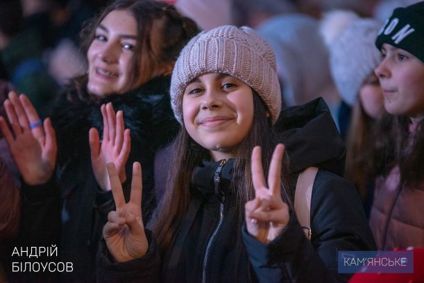 В Каменском засияла главная новогодняя елка - ФОТО
