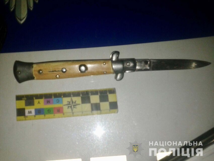 У Дніпрі чоловік нападав на перехожих з ножем