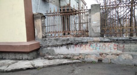 Просідання землі біля будинків в Кам’янському – ще одна загроза підземним комунікаціям