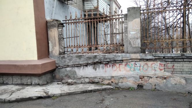 Просідання землі біля будинків в Кам’янському – ще одна загроза підземним комунікаціям