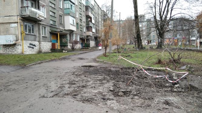 Просідання землі біля будинків в Кам’янському – ще одна загроза підземним комунікаціям - ФОТО