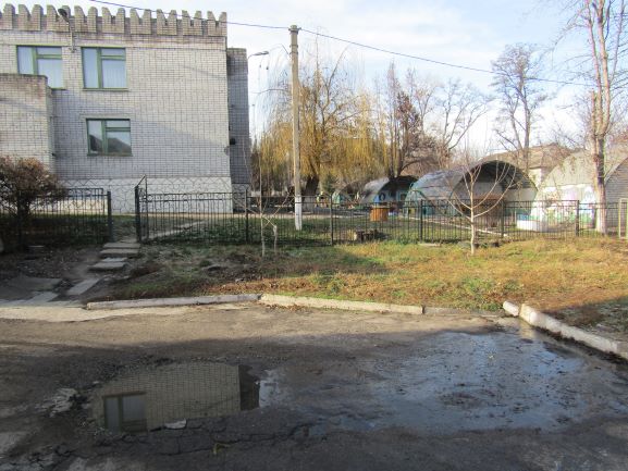Просідання землі біля будинків в Кам’янському – ще одна загроза підземним комунікаціям - ФОТО