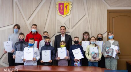 Обдаровані й талановиті діти Кам’янського приймали вітання