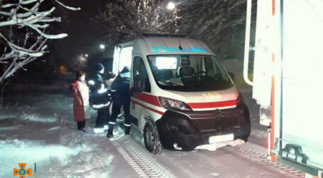 У Кам’янському надзвичайники доправили хвору жінку до карети швидкої допомоги
