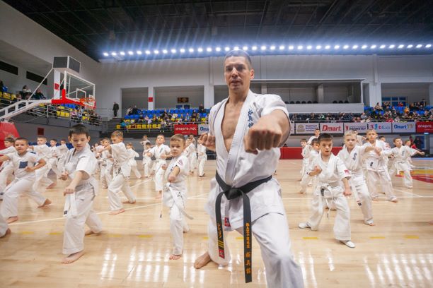 У Кам’янському перевірили знання та вправність каратистів