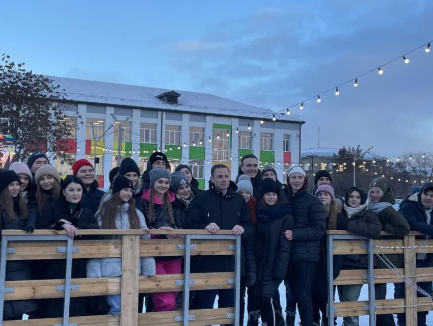 У Кам’янському відкрили льодову ковзанку