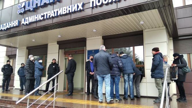 Підприємці прийшли до Кам’янської райдержадміністрації погукати до «президентської вертикалі» - ФОТО