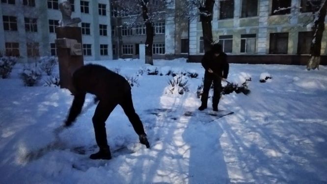 Флешмоб в підтримку капремонту школи №20 влаштували мешканці Кам'янського - ФОТО