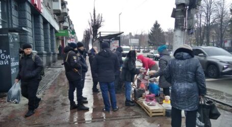 Різдвяний аврал влаштували поліція та міськрада “стихійщикам” в центрі Кам’янського